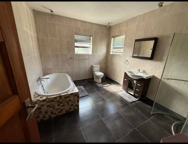 8 BEDROOM HOUSE FOR SALE IN KAALPLAATS WEST